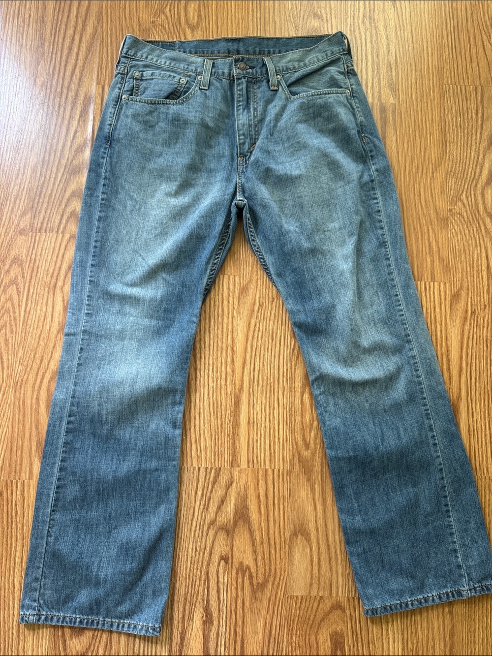 Levi's Classic Men's Blue Denim Jeans - Comfortable Everyday Fit waterless